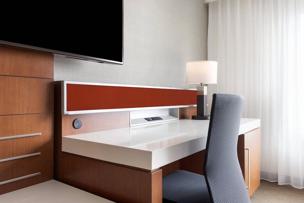Delta Hotels by Marriott Indianapolis Airport - Room