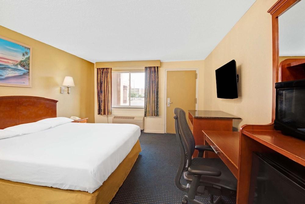 Super 8 by Wyndham Milford/New Haven - Room
