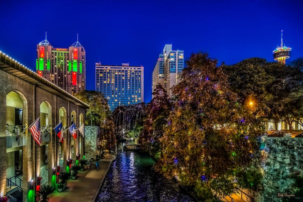 San Antonio Marriott Rivercenter on the River Walk - Featured Image