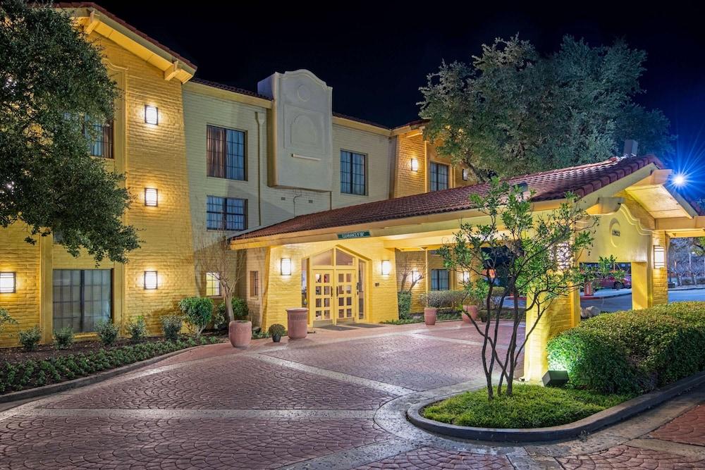 La Quinta Inn by Wyndham San Antonio I-35 N at Toepperwein - Featured Image
