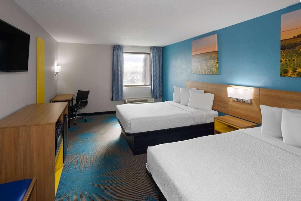 Days Inn & Suites by Wyndham Northwest Indianapolis - Room