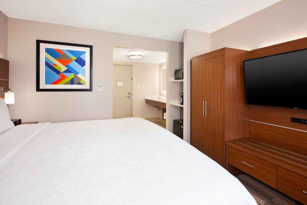 Holiday Inn Express Fairfax - Arlington Boulevard, an IHG Hotel - Room