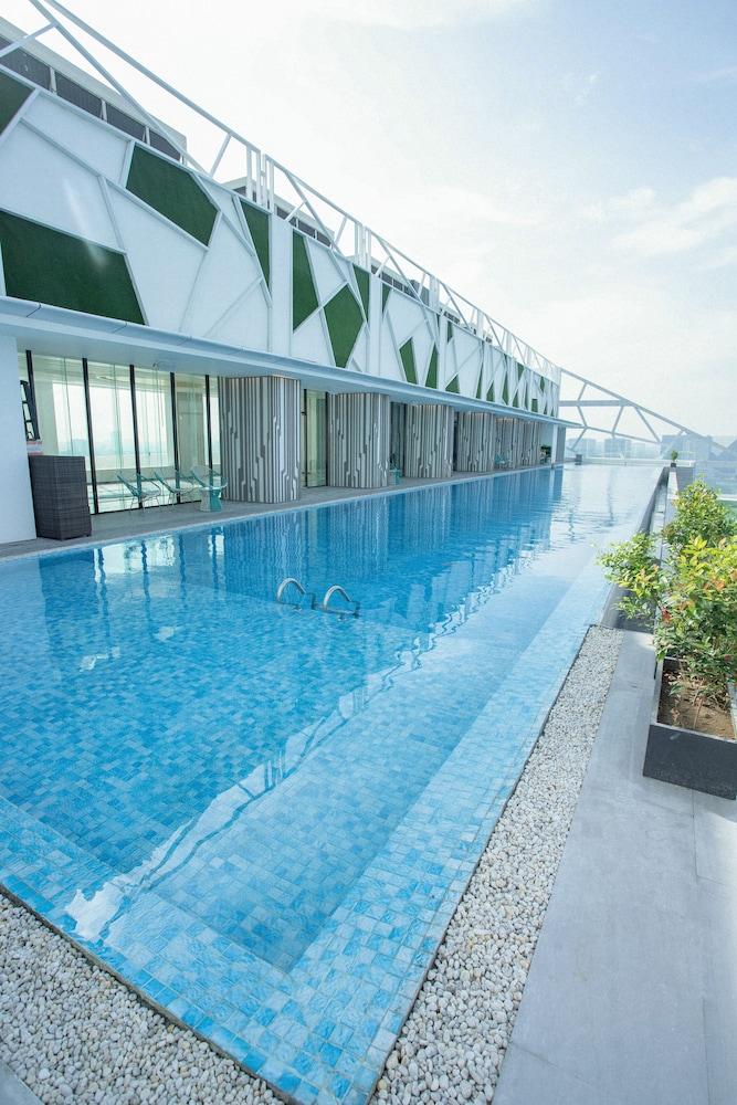 Lime Resort Manila - Rooftop Pool