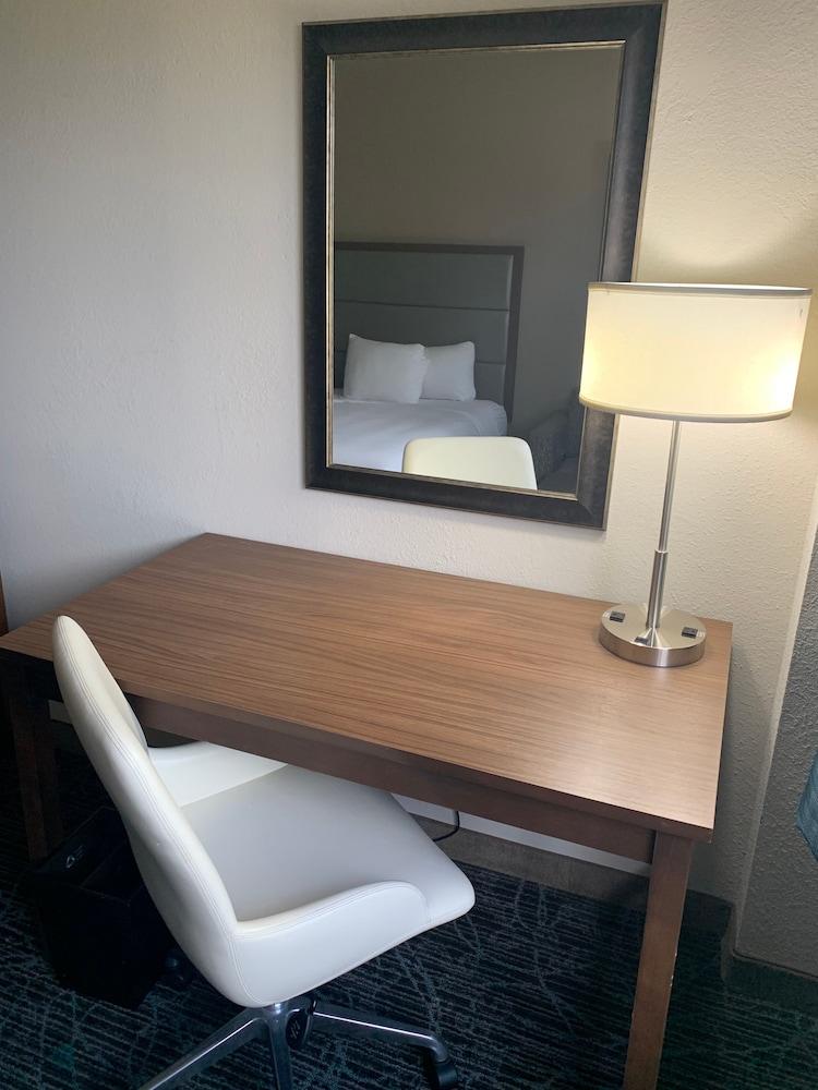 DoubleTree by Hilton Hotel West Palm Beach Airport - Room