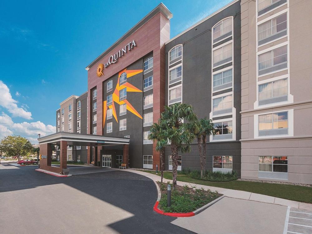 La Quinta Inn & Suites by Wyndham San Antonio Downtown - Featured Image