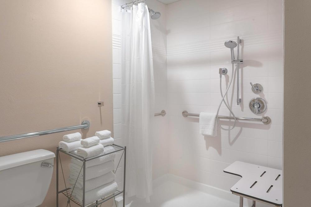 TownePlace Suites by Marriott San Antonio Westover Hills - Bathroom