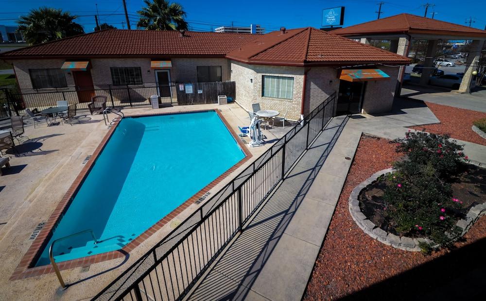University Inn & Suites San Antonio - Outdoor Pool