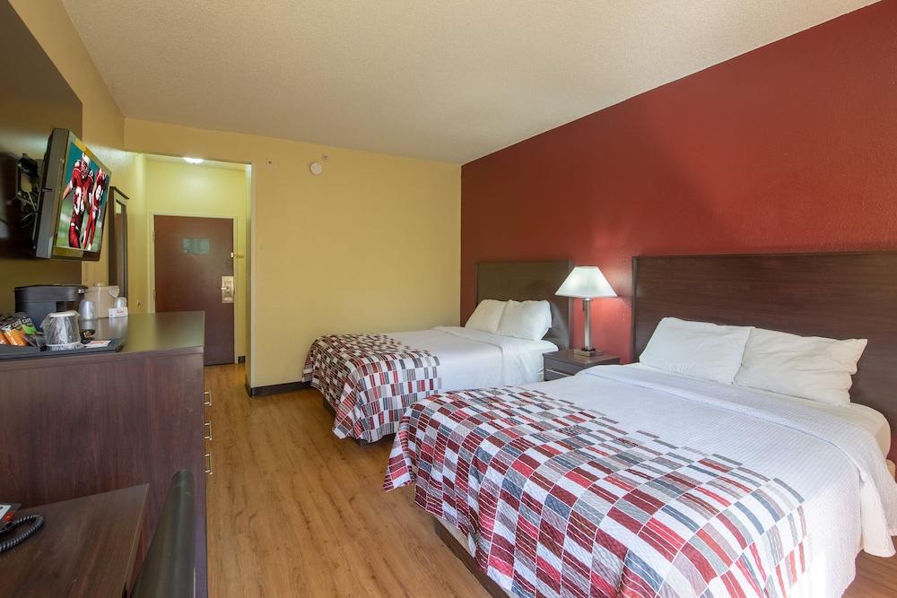 Red Roof Inn & Suites Indianapolis Airport - Featured Image