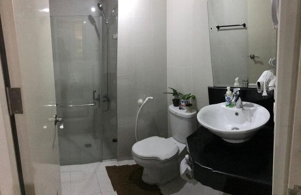 One Palm Tree Apartments - Bathroom