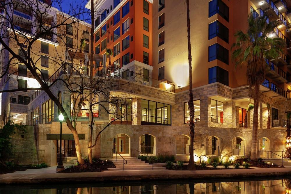Hampton Inn & Suites San Antonio Riverwalk - Featured Image