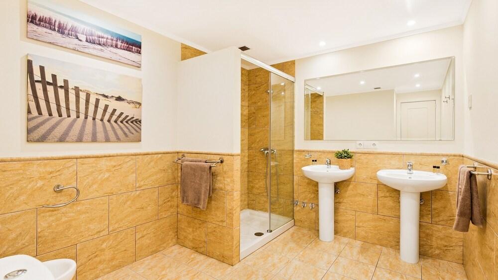 Villa Seafront II - Bathroom
