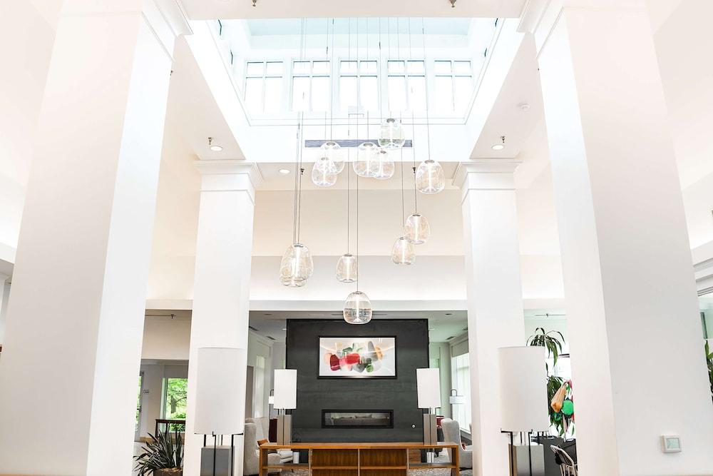 Hilton Garden Inn Fairfax - Lobby