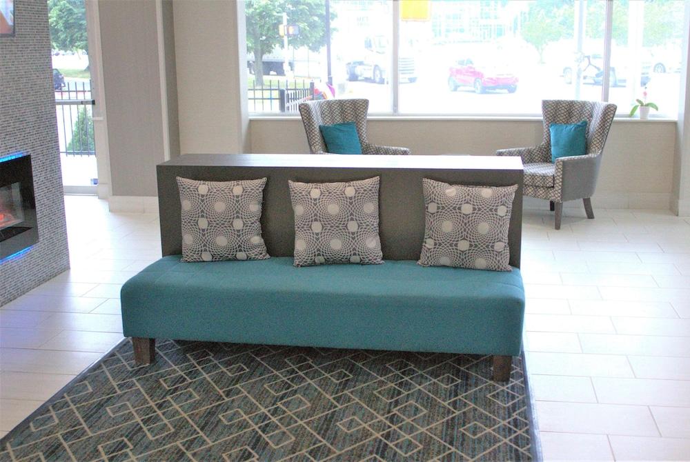La Quinta Inn & Suites by Wyndham Indianapolis Downtown - Lobby