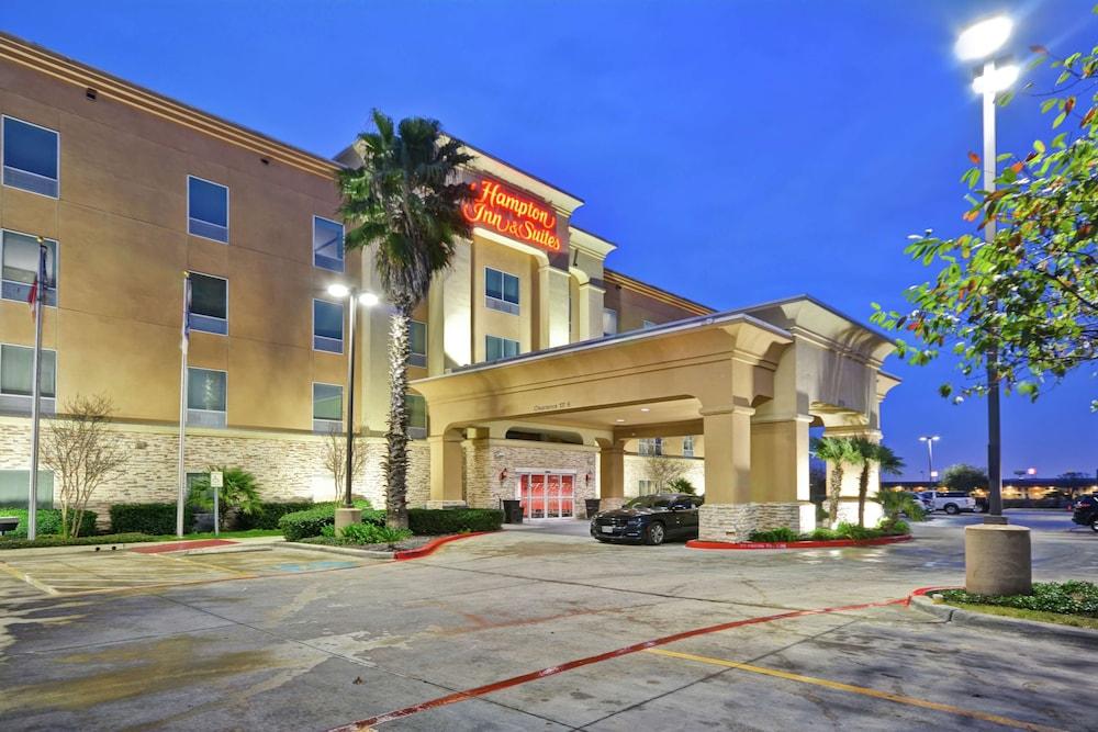 Hampton Inn & Suites San Antonio/Northeast I-35 - Featured Image