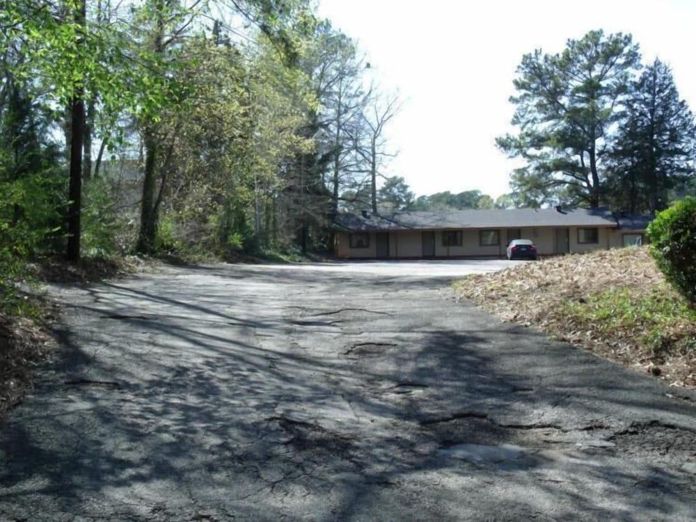 Woodlawn Hills Motel - Property Grounds