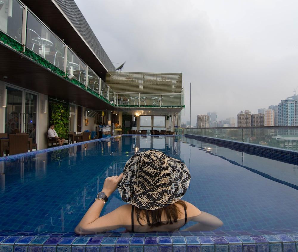Selah Pods Hotel Manila - Infinity Pool