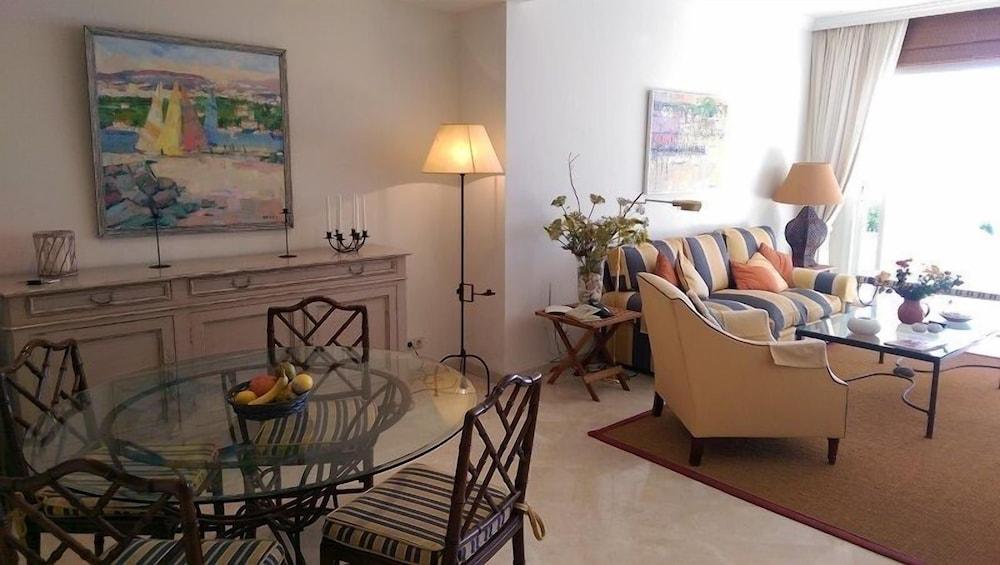 Grand Front Line Location Apartment- Heated Pool - Interior