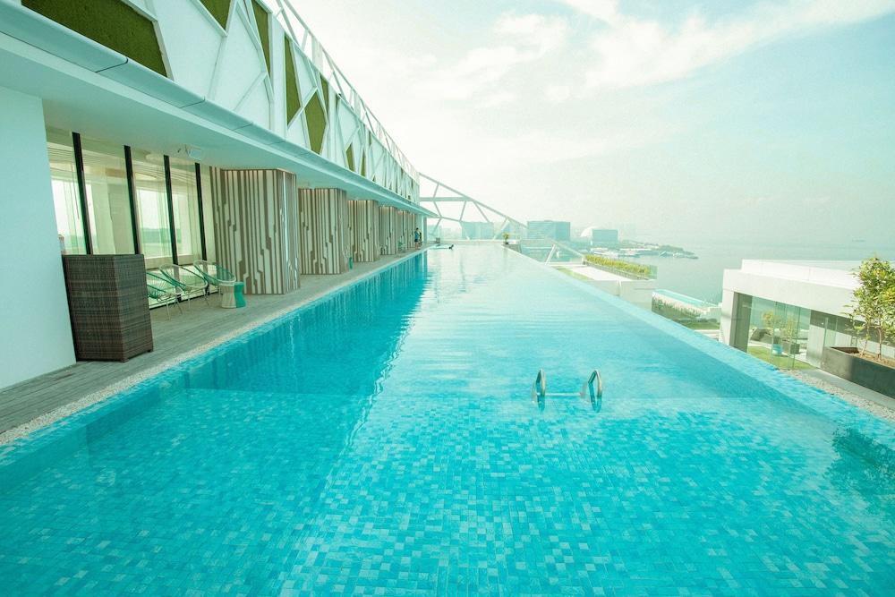 Lime Resort Manila - Infinity Pool