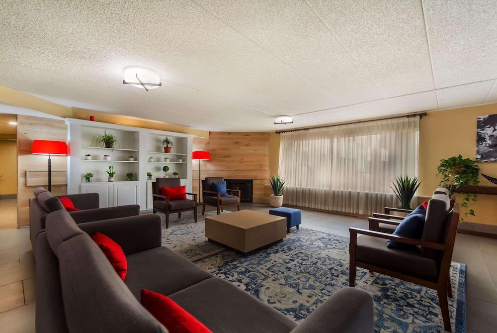 Country Inn & Suites by Radisson, Lincoln Airport, NE - Featured Image