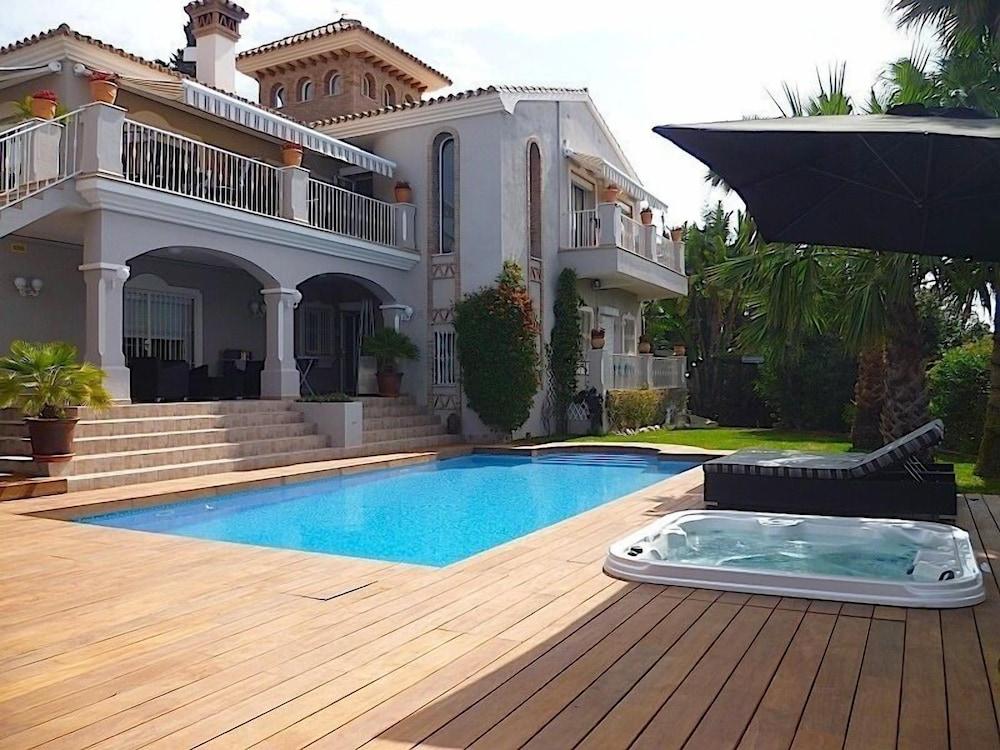 Luxury Villa With Pool & Jacuzzi - Featured Image