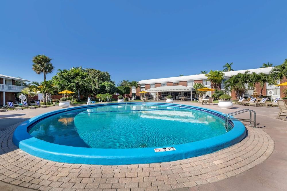 Best Western Palm Beach Lakes - Outdoor Pool