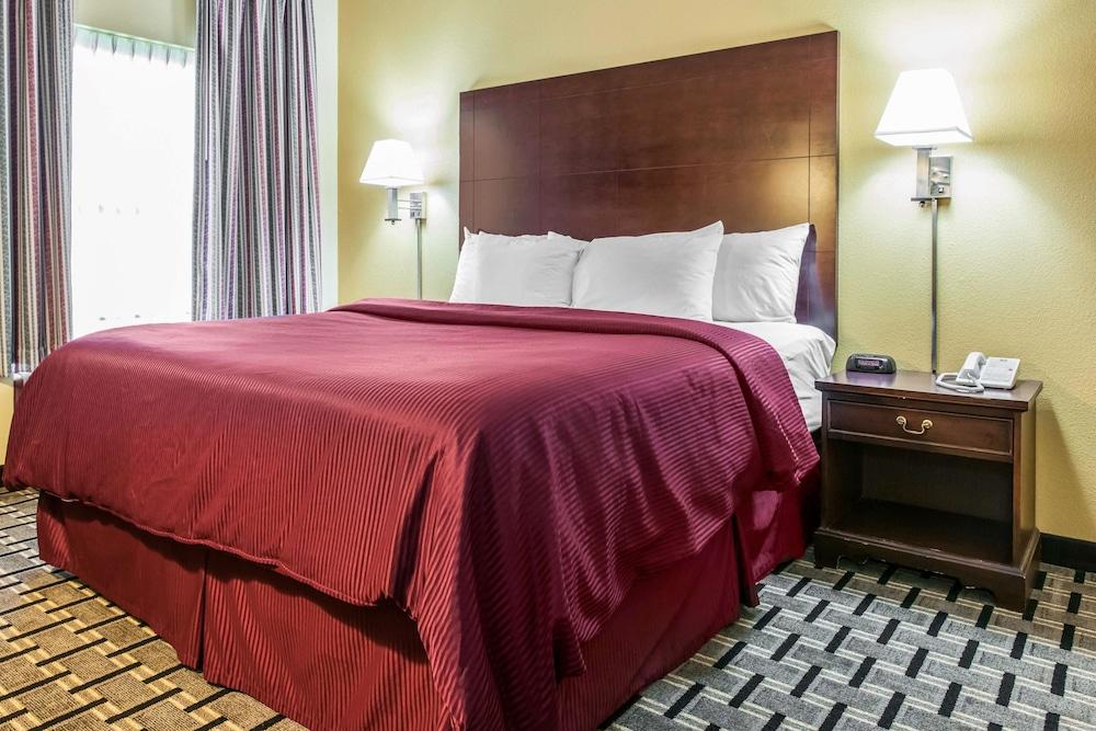 Clarion Inn & Suites Northwest - Room