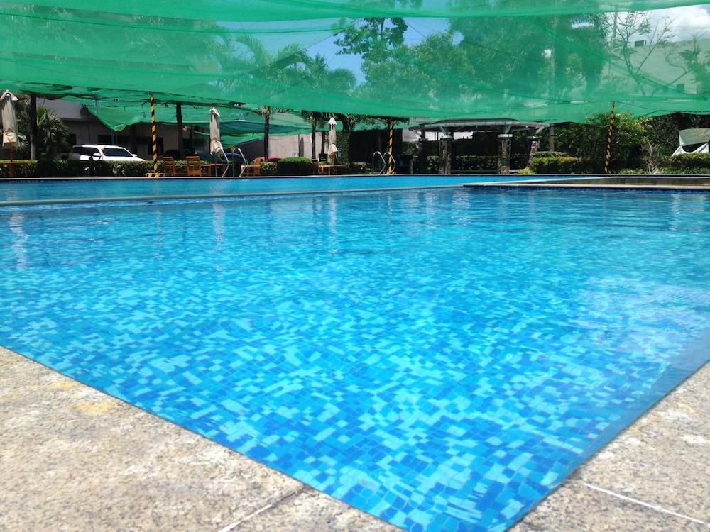 Two Bedroom Deluxe Condo Unit at Taguig Manila - Outdoor Pool