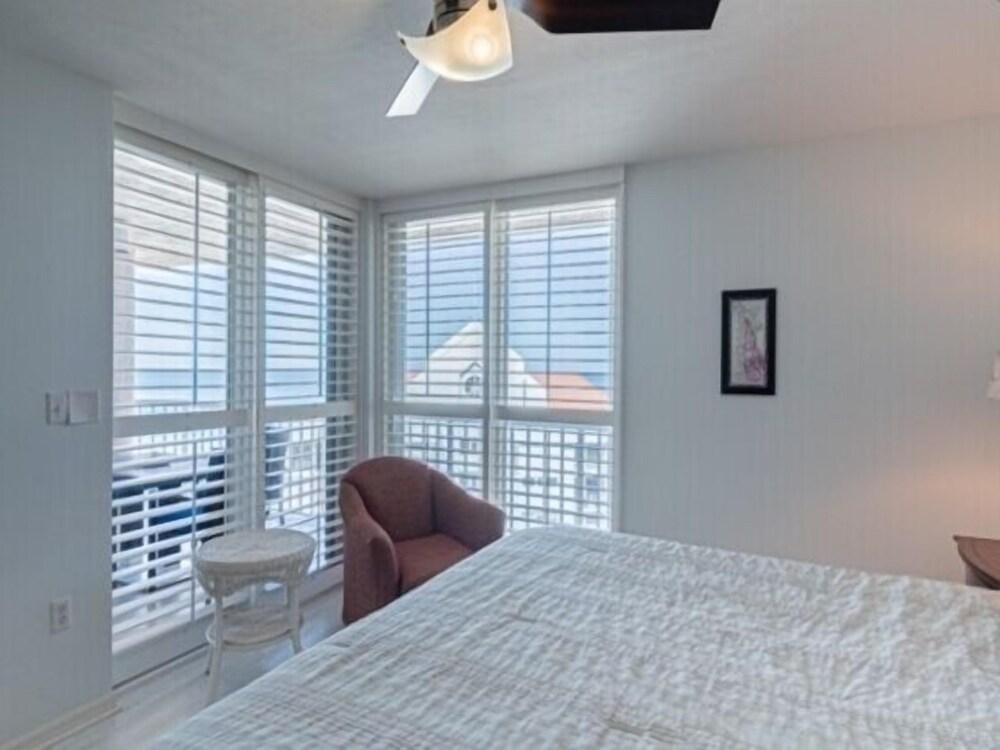 Luxurious Condo with Spectacular Sunset Views and Easy Access to the Beach by RedAwning - Room