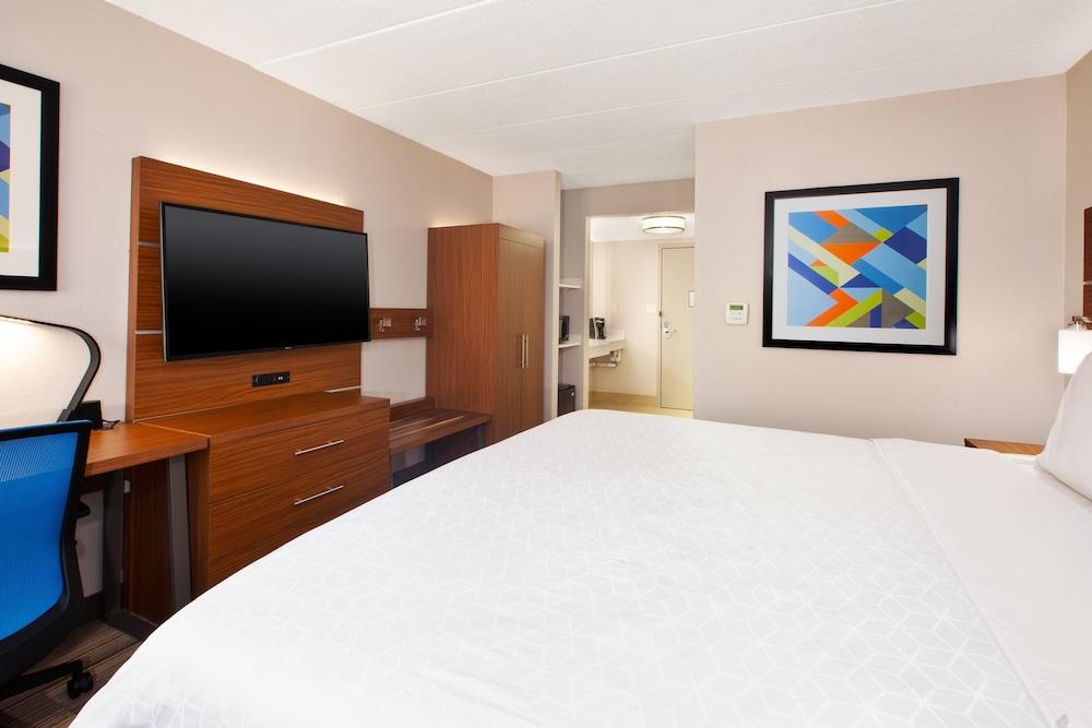 Holiday Inn Express Fairfax - Arlington Boulevard, an IHG Hotel - Room