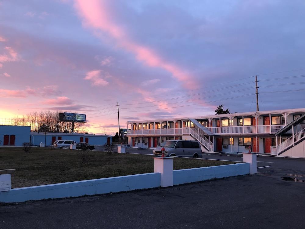 New Sea Breeze Motel - Exterior