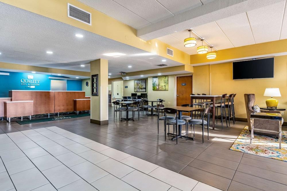 Quality Inn & Suites Southport - Lobby