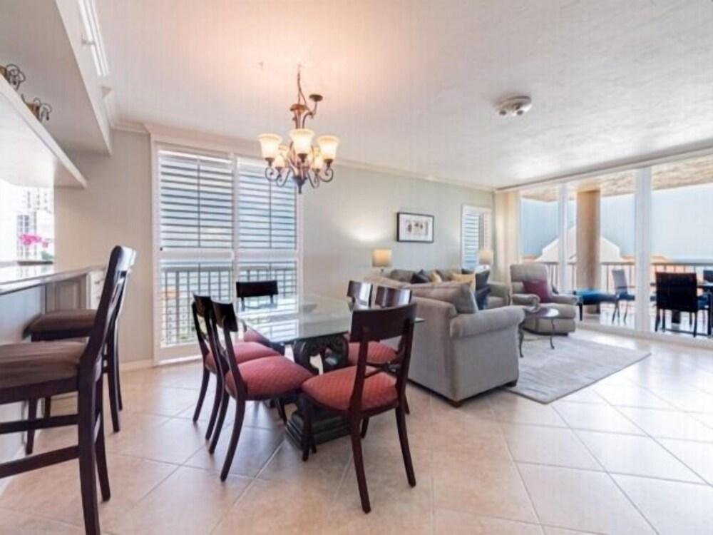 Luxurious Condo with Spectacular Sunset Views and Easy Access to the Beach by RedAwning - Room