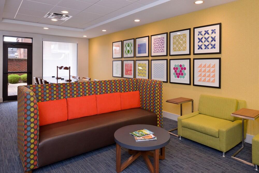 Holiday Inn Express Hotel & Suites Indianapolis Dtn-Conv Ctr, an IHG Hotel - Lobby Sitting Area