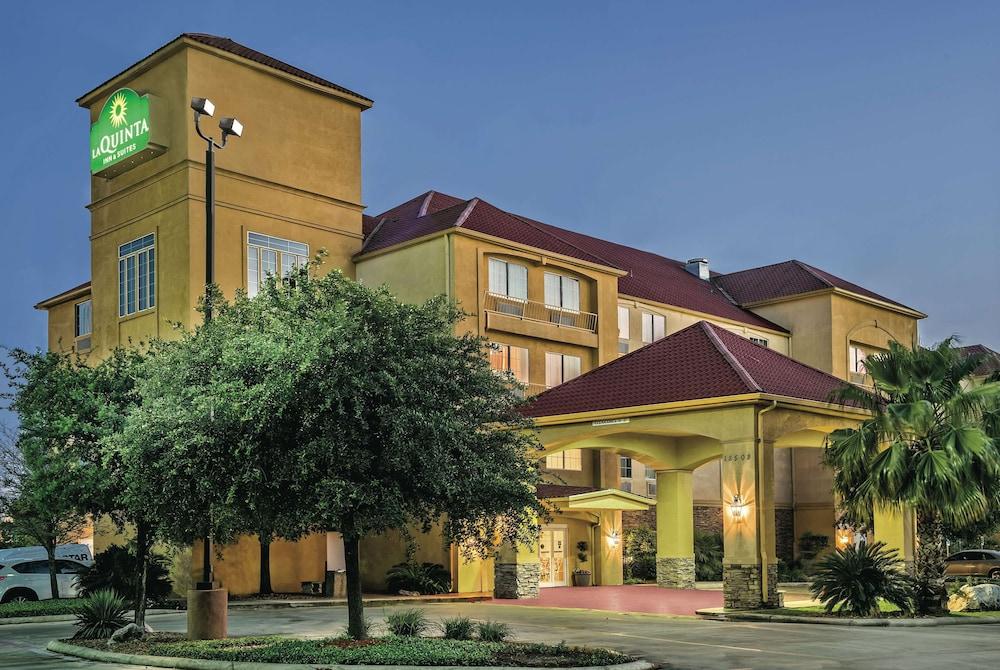 La Quinta Inn & Suites by Wyndham San Antonio N Stone Oak - Featured Image