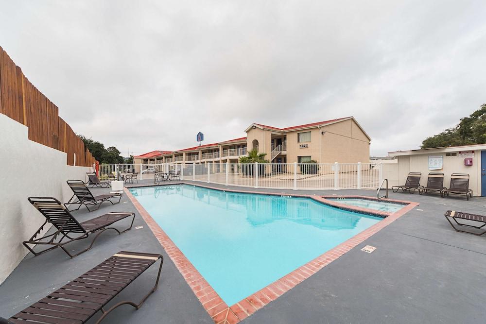 Motel 6 San Antonio, TX - Fiesta Trails - Outdoor Pool