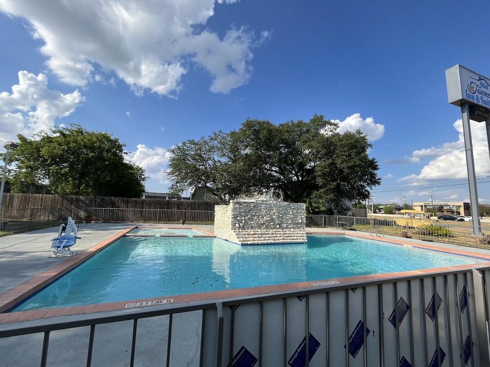 Mid Towne Inn and Suites - Pool