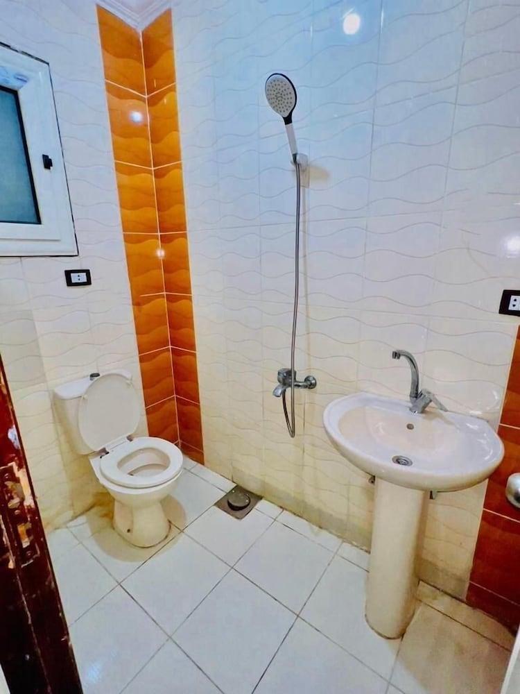 Saraya's Apartment - Bathroom