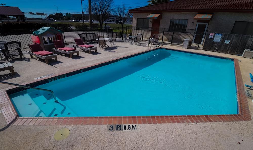 University Inn & Suites San Antonio - Outdoor Pool
