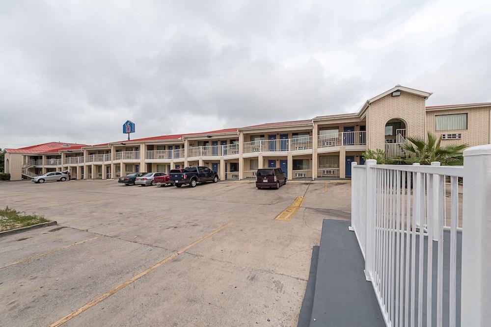 Motel 6 San Antonio, TX - Fiesta Trails - Exterior