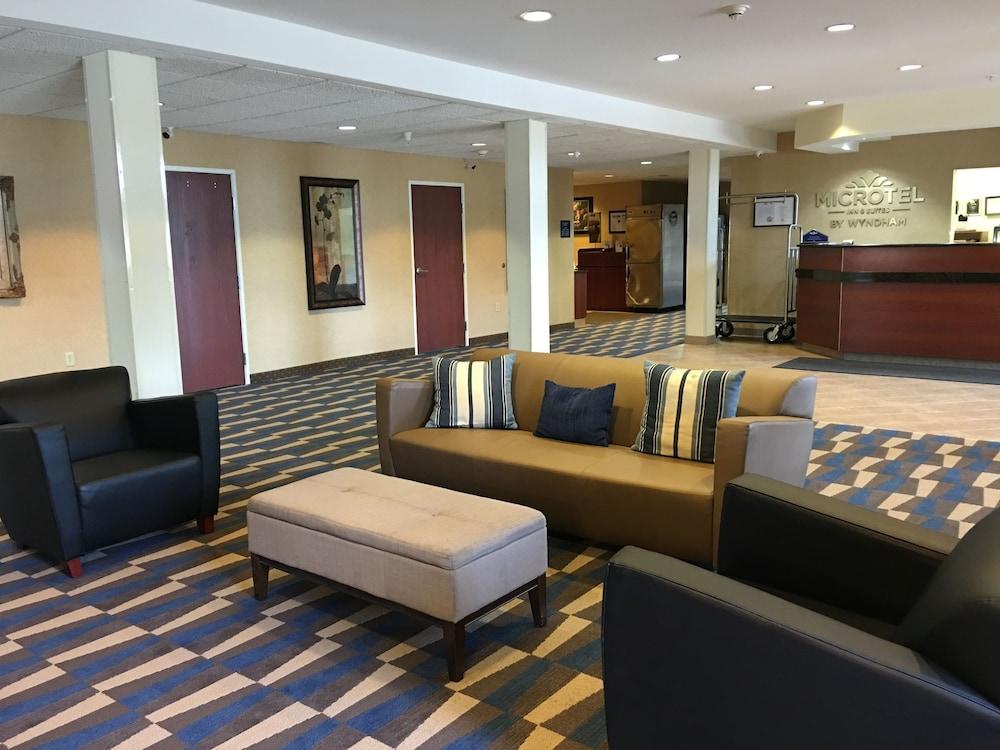 Microtel Inn & Suites by Wyndham Indianapolis Airport - Lobby Sitting Area