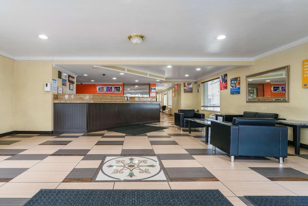 Motel 6 Salt Lake City, UT - Central - Lobby Sitting Area