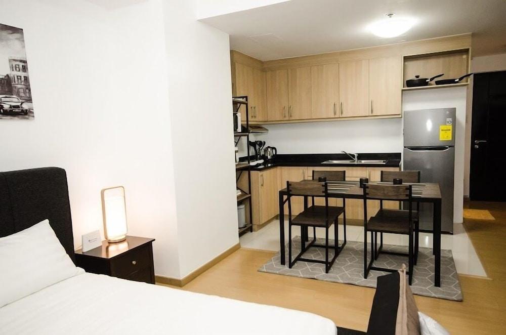 Prime BGC Location Apartments by PH Staycation - Room