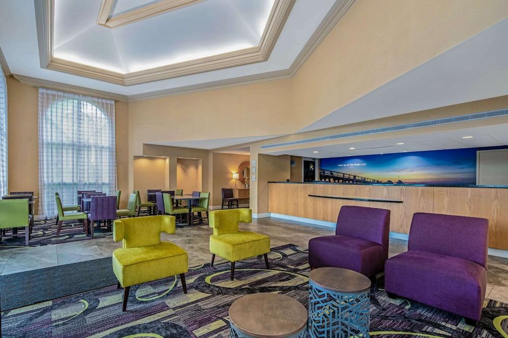 La Quinta Inn & Suites by Wyndham Naples Downtown - Lobby