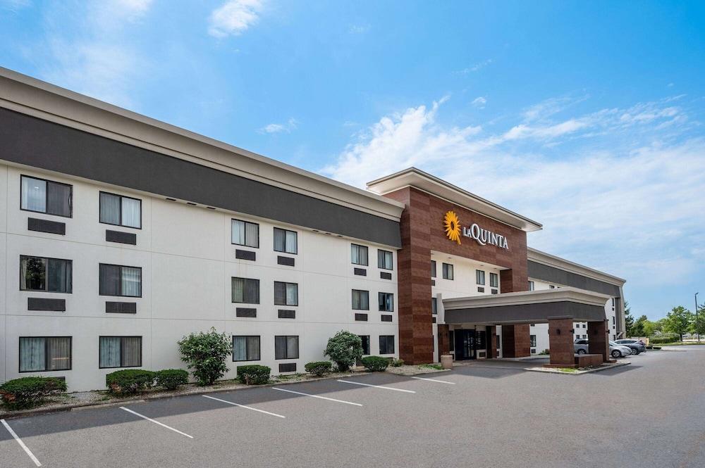 La Quinta Inn by Wyndham Indianapolis Airport Executive Dr - Featured Image