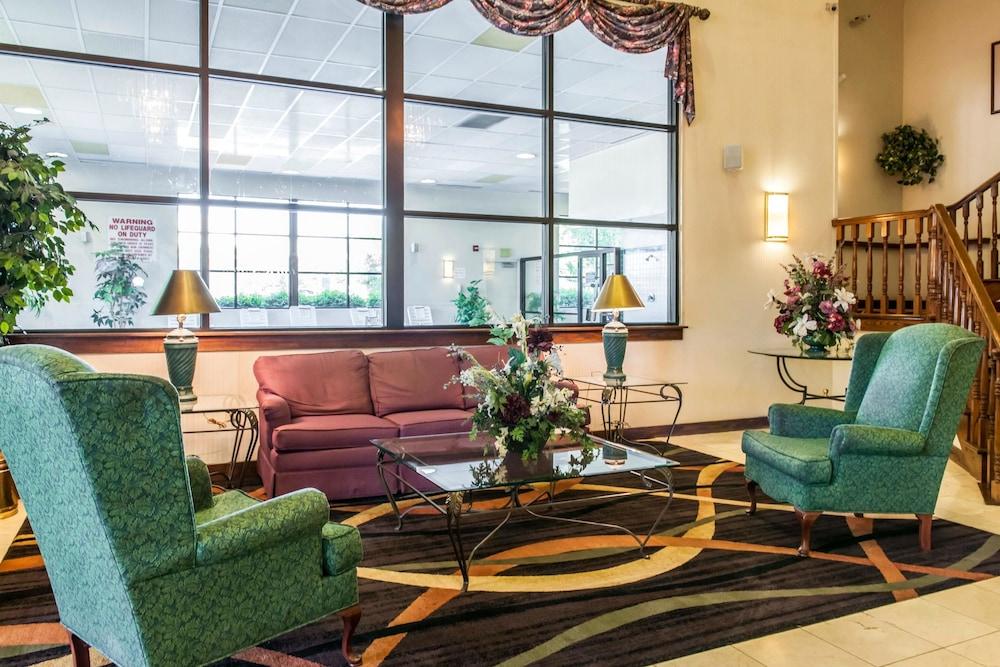 Clarion Inn & Suites Northwest - Lobby Sitting Area