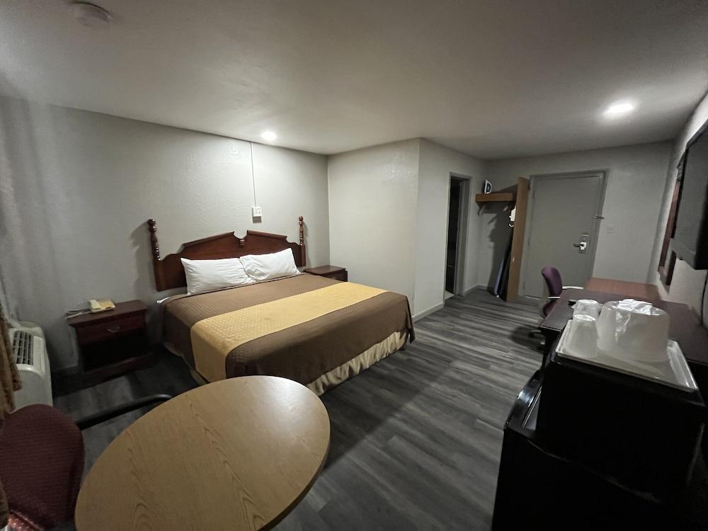 Mid Towne Inn and Suites - Room