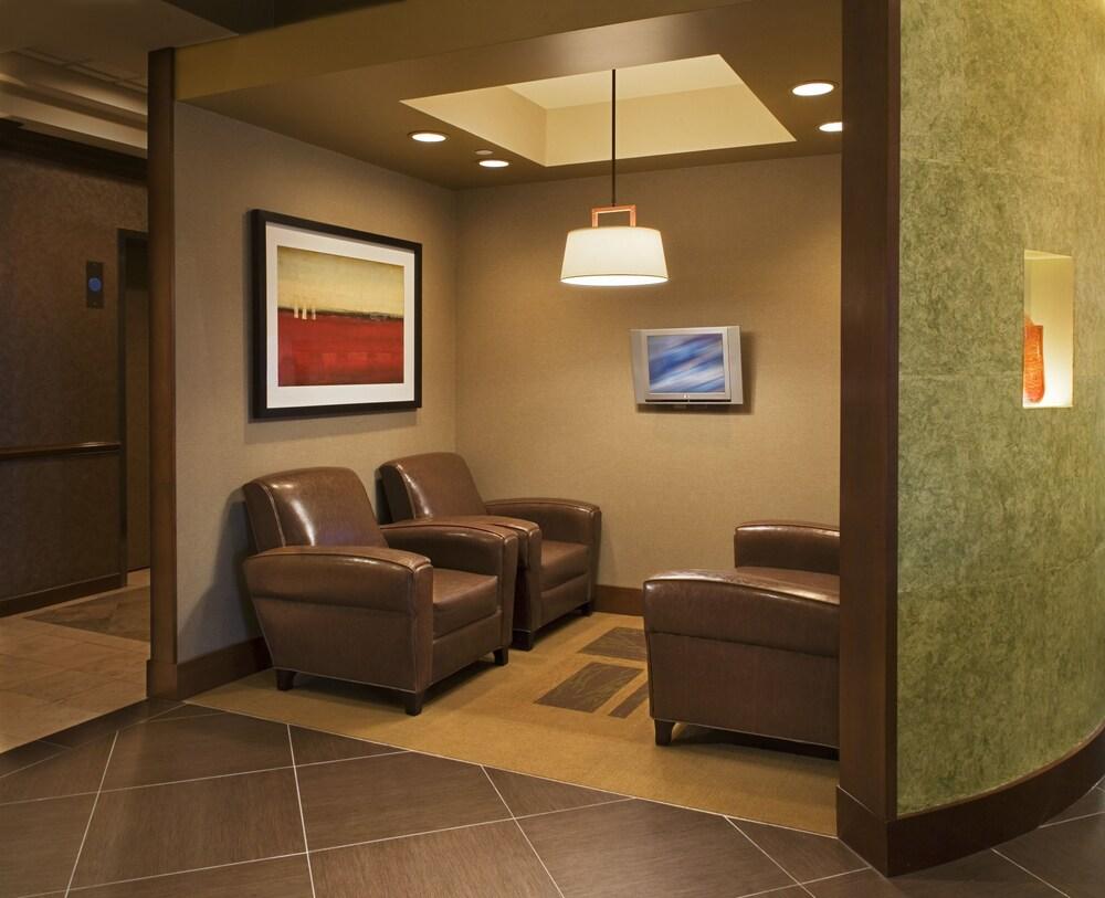 Hyatt Place Indianapolis Airport - Lobby Sitting Area