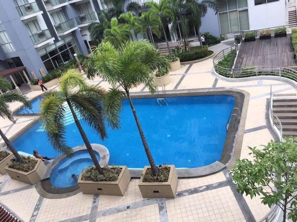 One Palm Tree Apartments - Outdoor Pool