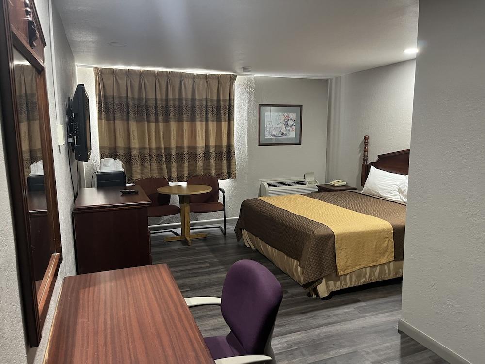 Mid Towne Inn and Suites - Room