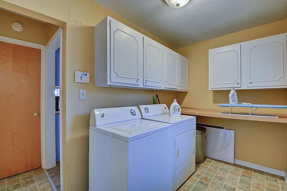 Amazing 3BR/2BA home! Steps to Fountain Square! - Laundry Room